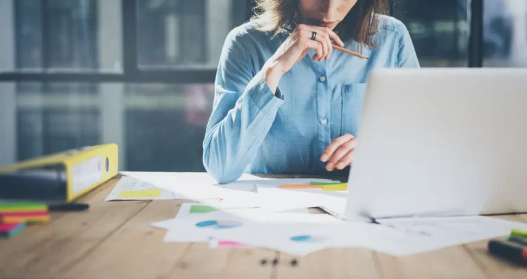 Mulher analisando as 5 vantagens de contratar Seguro Garantia