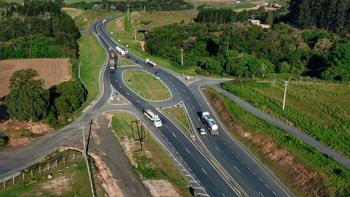 Imagem que representa o leilão de concessão de rodovias no Paraná realizado pela ANTT